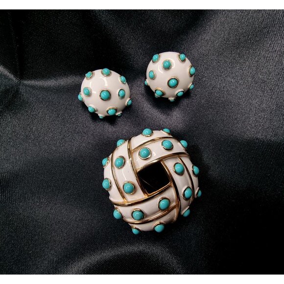 Rare Vintage 1960s TRIFARI White Enamel & Turquoise Cabochon Brooch & Clip-On - Picture 1 of 5